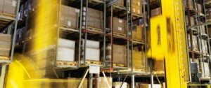 Logistikperformance mit bis zu 4 m/s Geschwindigkeit im automatischen Hochregallager