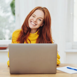 Junge Frau zur Schulung am Laptop